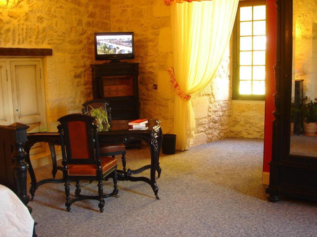 Chateau La Fleunie - Hotel Et Restaurant Condat-sur-Vezere Ruang foto
