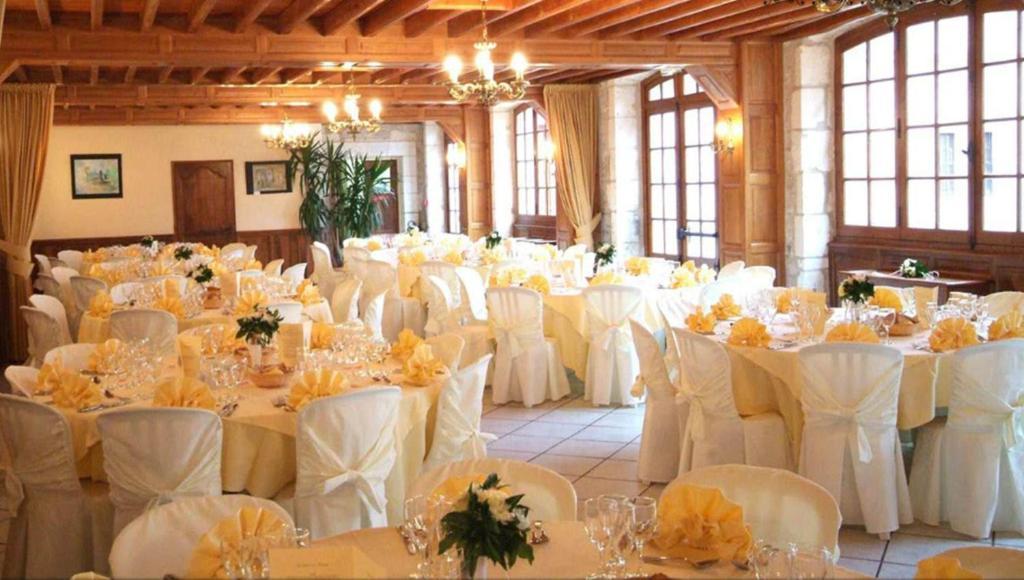 Chateau La Fleunie - Hotel Et Restaurant Condat-sur-Vezere Bagian luar foto